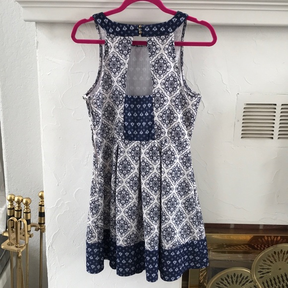 Rewind blue/white pattern sleeveless dress - Picture 5 of 5
